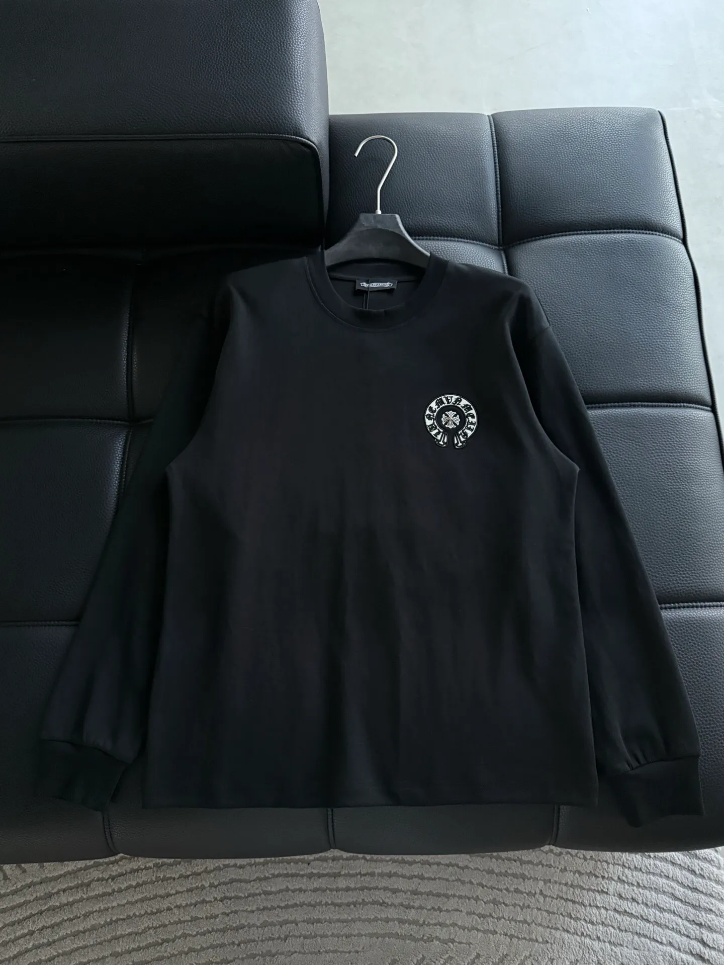 P400 ChromeHearts Chrome Heart Round Neck Long Sleeve The pursuit of quality absolutely guarantees quality! Using double-sided cotton fabric, the texture is clearly visible, the texture is soft, delicate and smooth, and the customized three-dimensional embroidery and leather patchwork technology is full of drape! The workmanship is fine and the shoulder lines are smooth. All imported chain machines are used to make the shoulder rolling strips. It has a certain thickness and is not made of cheap material but has a shiny feel that is comfortable and not tight on the upper body. It is the most avant-garde street item that can be easily matched by both men and women!  Color: black white Size: m-3xl Style number: 3576